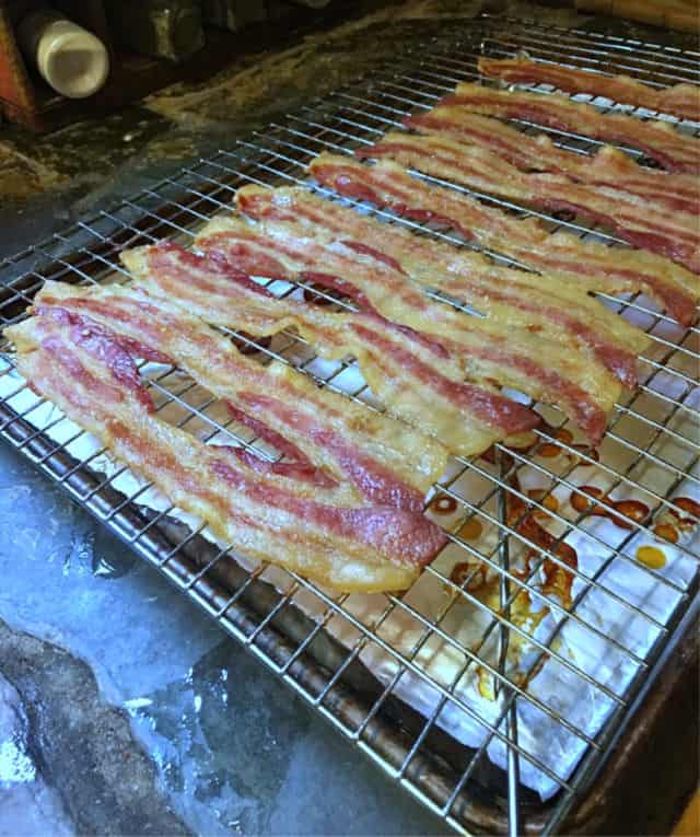 https://www.loavesanddishes.net/wp-content/uploads/2018/10/3-640-How-to-Cook-Bacon-in-the-Oven-on-a-Rack.jpg