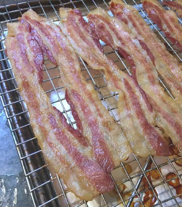 https://www.loavesanddishes.net/wp-content/uploads/2018/10/4-640-How-to-Cook-Bacon-in-the-Oven-on-a-Rack.jpg
